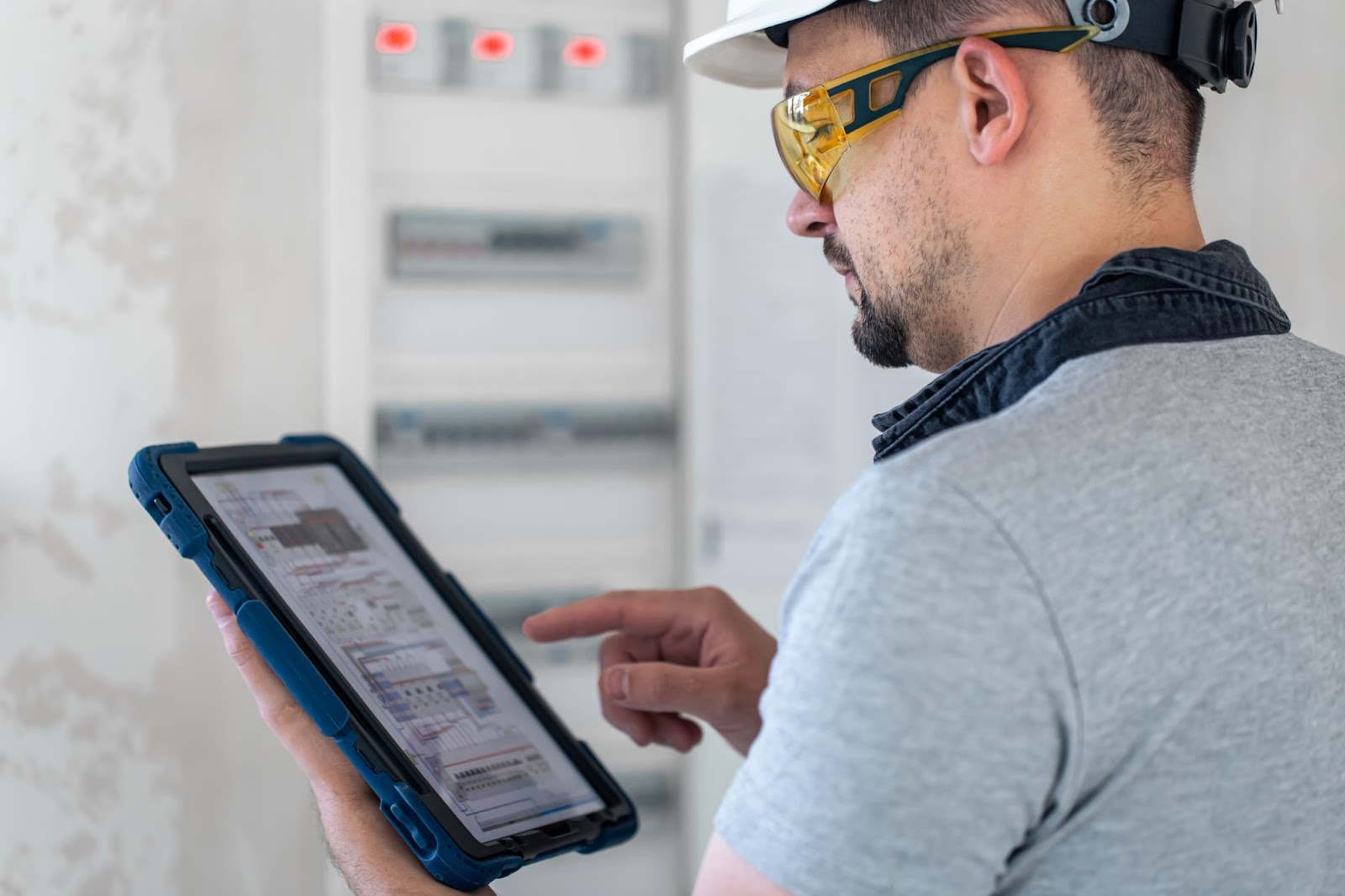 worker using a safety observation software
