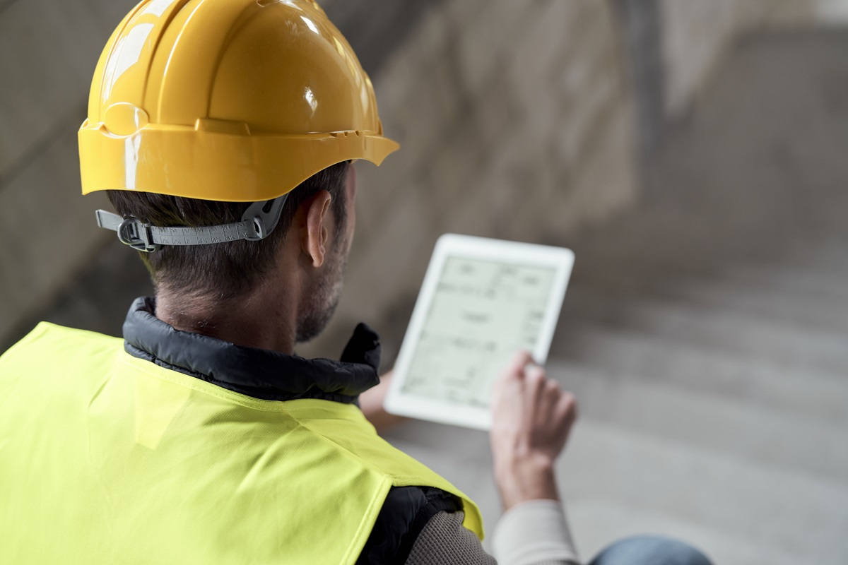Worker using near-miss software